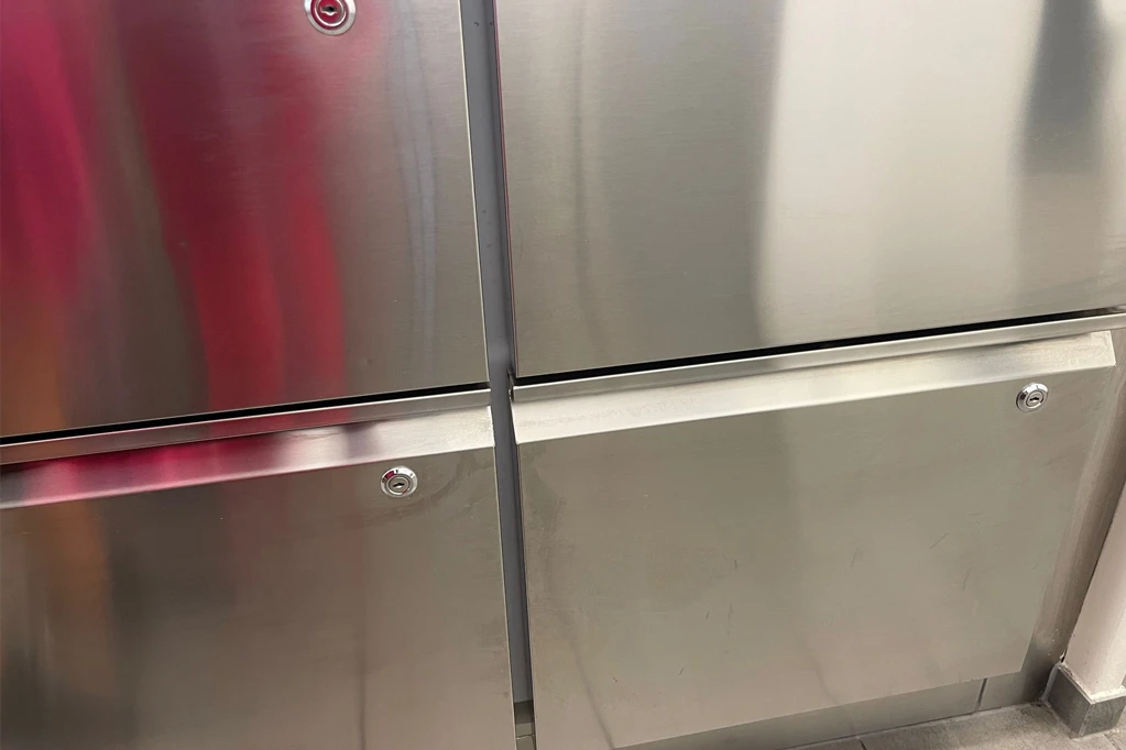 Dépoussiérage d’un bureau avec microfibre