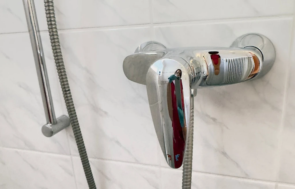 Maison: sols brillants et salle de bain éclatante